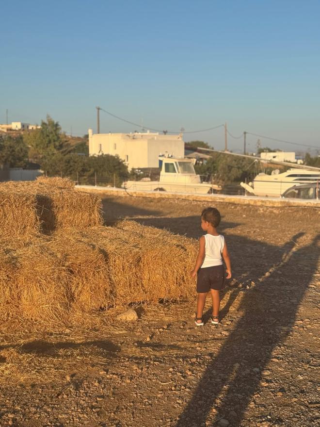 Ελένη Φουρέιρα: Τα παιχνίδια με τον γιο της, Ερμή, στην παραλία