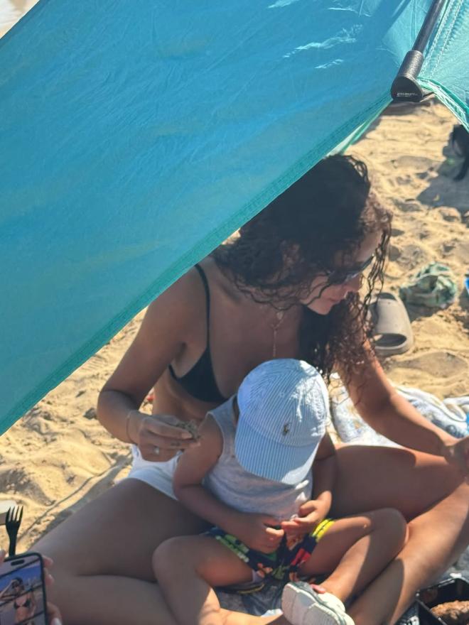 Ελένη Φουρέιρα: Τα παιχνίδια με τον γιο της, Ερμή, στην παραλία
