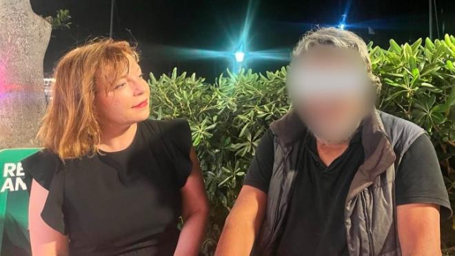 H δημοσιογράφος της εφημερίδας «Ροδιακή» Ροδούλα Λουλουδάκη με τον άστεγο που πέταξε τουρίστας στο σιντριβάνι