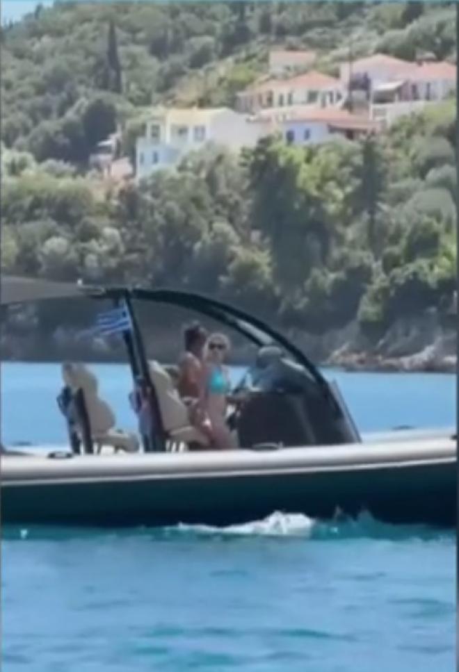 Ελένη Μενεγάκη: Βόλτα με το φουσκωτό στην Ιθάκη με τον Μάκη Παντζόπουλο