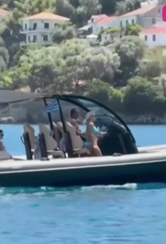 Ελένη Μενεγάκη: Βόλτα με το φουσκωτό στην Ιθάκη με τον Μάκη Παντζόπουλο
