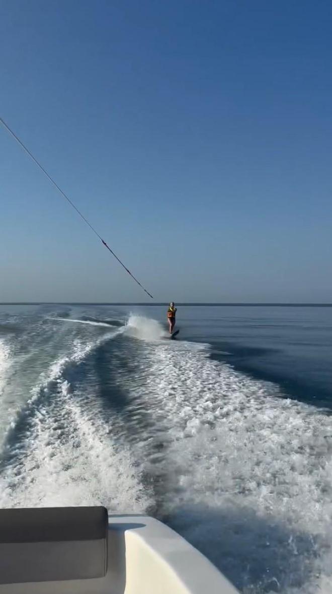 Φαίη Σκορδά: Κάνει θαλάσσιο σκι