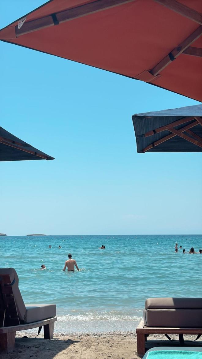 Η Μελίνα Νικολαΐδη φωτογράφισε την παραλία όπου πέρασε την ημέρα της 