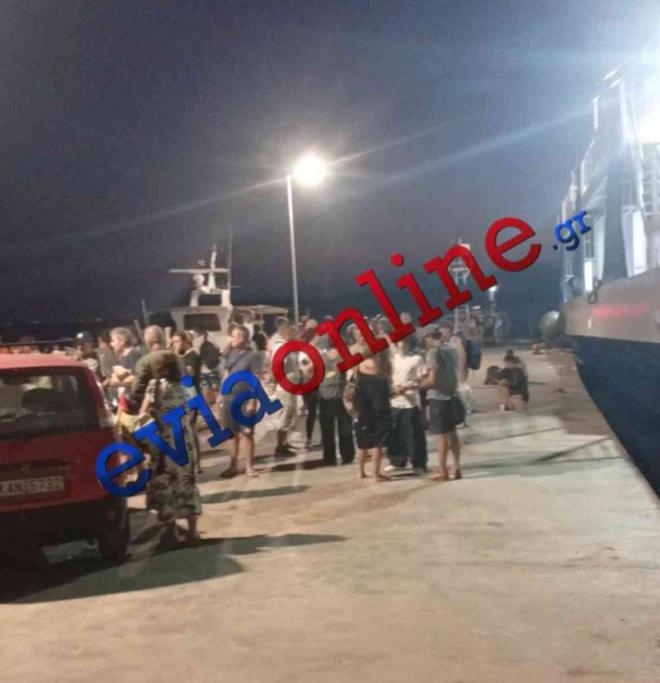 Οι επιβάτες μεταφέρθηκαν με ιδιωτικά σκάφη στο λιμάνι των Νέων Στύρων/ πηγή eviaonline