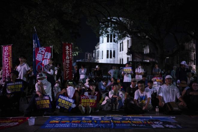Διαδηλωτές κατά των πυρηνικών όπλων κατά τη διάρκεια μνήμης των θυμάτων από την ατομική βόμβα στη Χιροσίμα / AP Photo/Louise Delmotte