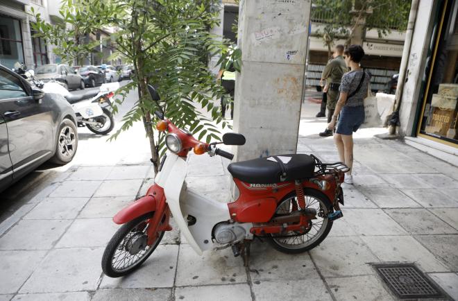 Χαριλάου Τρικούπη: Λήξη συναγερμού για το ύποπτο μηχανάκι / ΙΝΤΙΜΕ ΚΑΜΣΗΣ ΔΗΜΟΣΘΕΝΗΣ