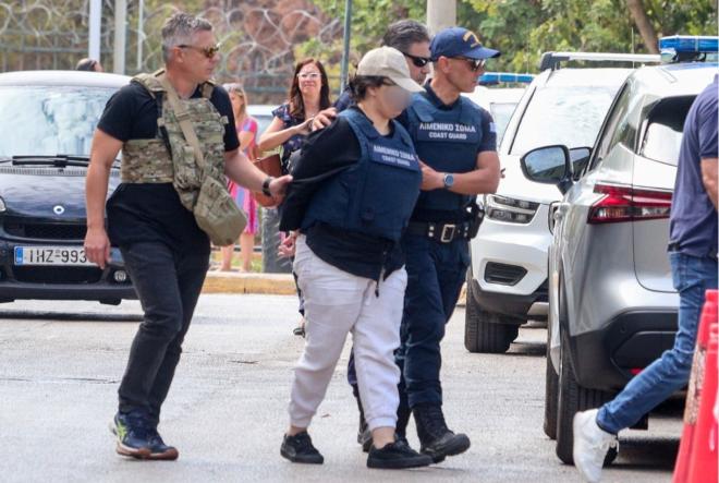 Η 32χρονη μητέρα ενώ οδηγείται στον ανακριτή