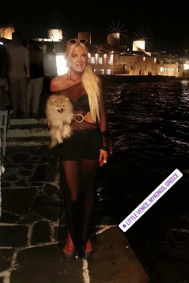 Η Μαρίνα Σταυράκη λαμπερή στη Μικρή Βενετία της Μυκόνου