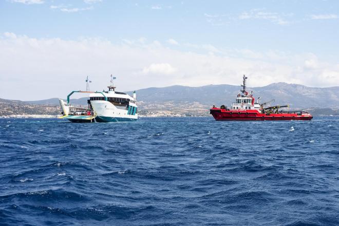 Ένα ρυμουλκό βρίσκεται δίπλα στο πλοίο που προσάραξε σε ξέρα στα Νέα Στύρα για να το κρατά σε σωστή θέση - Eurokinissi