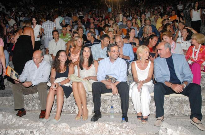 Μία από τις σπάνιες εμφανίσεις της Λένας Σαμαρά στο πλευρό του πατέρα της Αντώνη Σαμαρά και της μητέρας της Γεωργίας στην παράσταση «Όρνιθες» στην Επίδαυτο το 2009