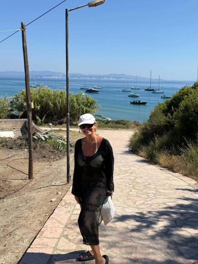 Παναγιώτα Βλαντή: Με μαύρο see through φόρεμα στην Ερεικούσα