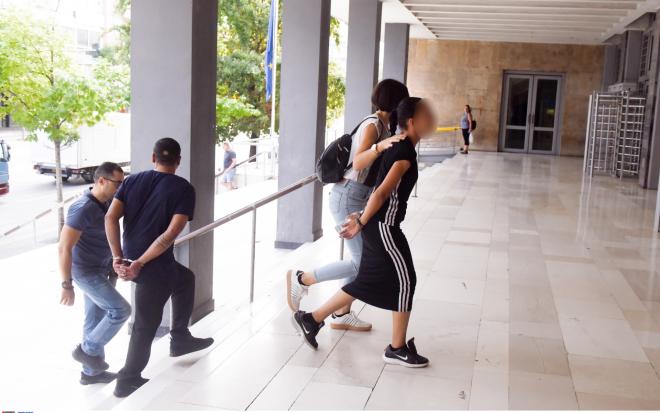 Μια 24χρονη μητέρα κατηγορείται πως βοηθούσε τον σύντροφό της να βιάζει τη 10χρονη κόρη της - Intimenews