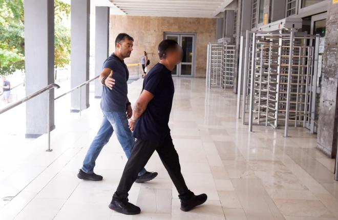 Ο σύντροφος της μητέρας της 10χρονης φέρεται να βιάζε το παιδί και να το χτυπούσε - Intimenews