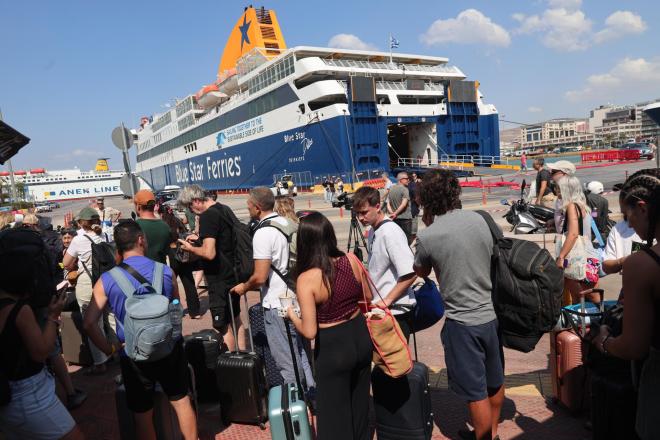 Σύμφωνα με νεότερο δελτίο θυελλωδών ανέμων της ΕΜΥ οι άνεμοι δεν αναμένεται να κοπάσουν πριν τη 01:00 τα ξημερώματα - Erokinissi