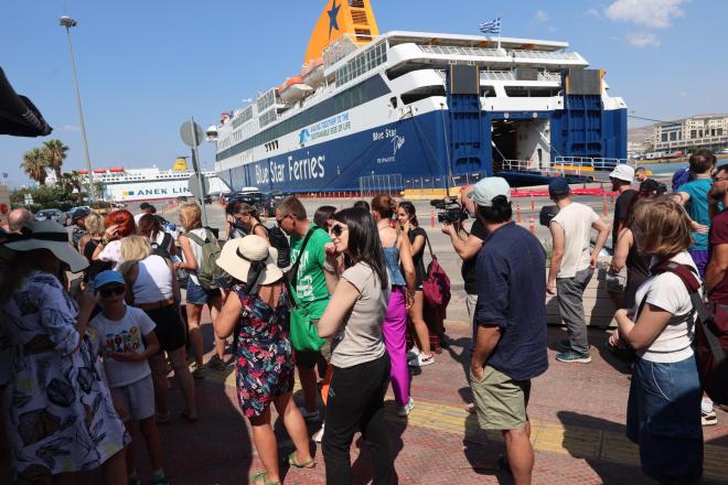 Κάποια δρομολόγια εκτελούνται από το λιμάνι του Πειραιά παρά το απαγορευτικό απόπλου - Eurokinissi