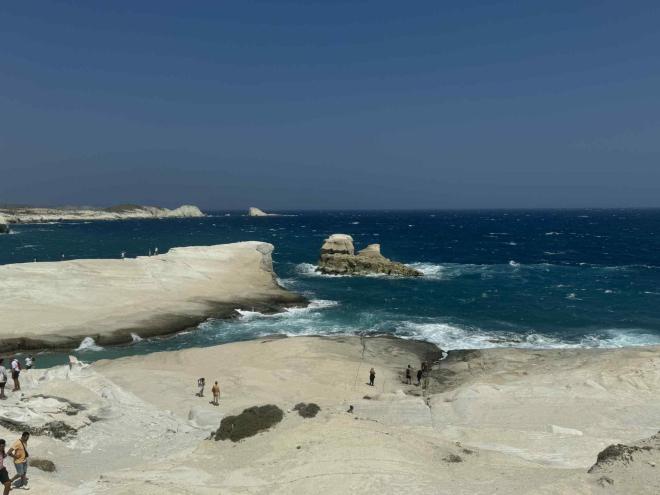 Στο Σαρακήνικο επικρατούν δυσμενείς συνθήκες λόγω των θυελλωδών ανέμων που πνέουν στο νησί - miloslife.gr