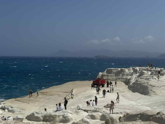 Ζευγάρι τουριστών ανασύρθηκε χωρίς τις αισθήσεις του στο Σαρακήνικο της Μήλου - miloslife.gr