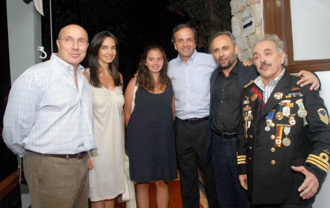 Η Λένα Σαμαρά αγαπούσε ιδιαίτερα το θέατρο .Εδώ στην Επίδαυρο με τον Γιώργο Λούκο, τους γονείς της Γεωργία κι Αντώνη Σαμαρά, τον Σωτήρη Χατζάκη και τον Γιώργο Αρμένη