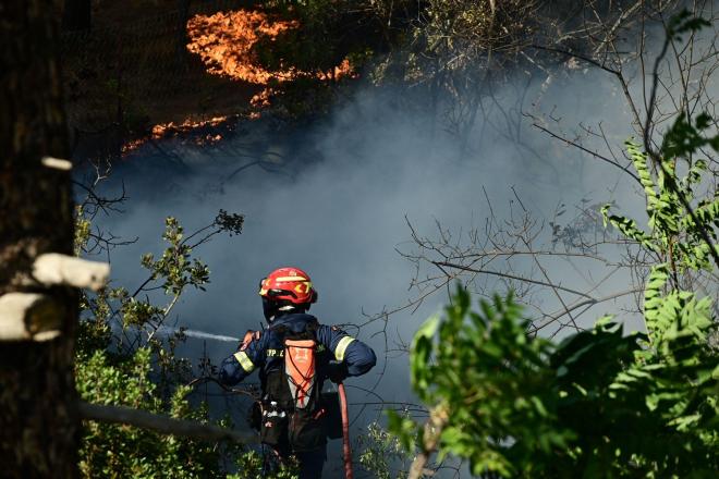 Μάχη πυροσβεστη με τις φλόγες στην  Κερατέα 