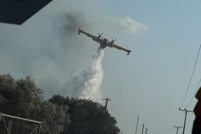 Ρίψη νερού από πυροσβεστικό αεροσκάφος στην Κερατέα παρά τον ισχυρό άνεμο    