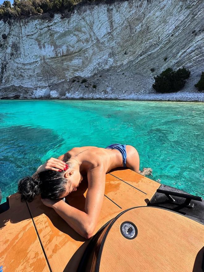 Δήμητρα Αλεξανδράκη: Φωτογραφίζεται Τόπλες Στις Διακοπές 