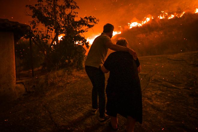 Απομάκρυνση κατοίκων από το χωριό Χελιδόνι/ Eurokinissi ILIALIVE.GR ΓΙΑΝΝΗΣ ΣΠΥΡΟΥΝΗΣ