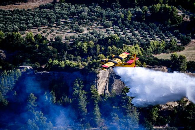 Ρίψεις νερού στις εστίες καπνού από εναέρια μέσα στο χωριό Χελιδόνι, το πρωί του Σαββάτου/ Eurokinissi ILIALIVE.GR ΓΙΑΝΝΗΣ ΣΠΥΡΟΥΝΗΣ