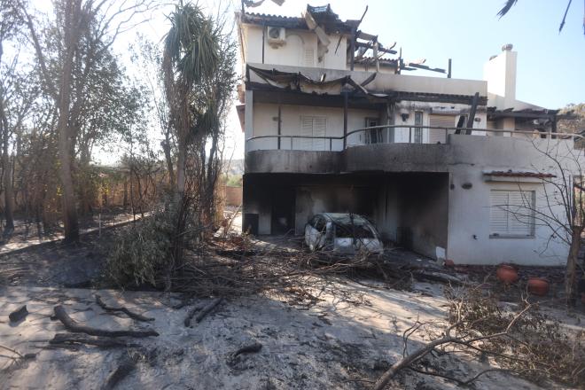 Κάηκαν σπίτια και οχήματα από τη φωτιά στην Κερατέα/ EUROKINISSI ΓΙΑΝΝΗΣ ΠΑΝΑΓΟΠΟΥΛΟΣ