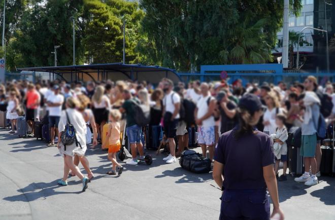 Απαγορευτικό απόπλου στο λιμάνι του Πειραιά, χθες 8/8/25/ ΙΝΤΙΜΕ ΗΛΙΑΣ ΦΟΥΝΤΗΣ