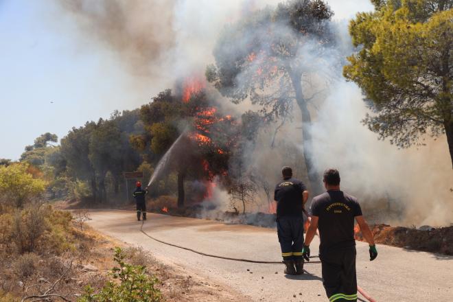 Πυροσβεστικές δυνάμεις για τη φωτιά στη νοτιοανατολική Αττική, σήμερα Σάββατο 9/8/25 - Εurokinissi Γιάννης Παναγόπουλος