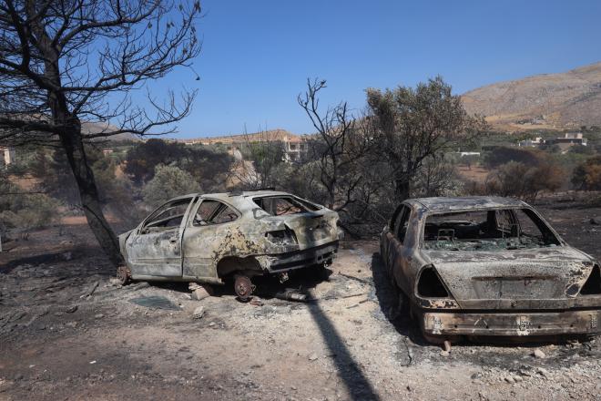 Οχήματα καταστράφκηκαν ολοσχερώς από τη φωτιά στο νοτιοανατολική Αττική/ Εurokinissi Γιάννης Παναγόπουλος