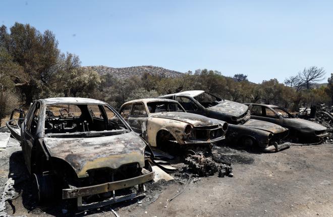 Καμένα αυτοκίνητα από τη φωτιά στη νοτιοανατολική Αττική/ ΙΝΤΙΜΕ Σαρελάς Δημήτρης