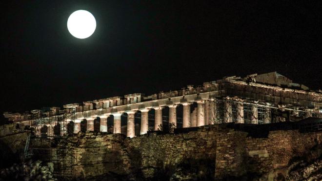 Η αυγουστιάτικη πανσέληνος πάνω από την Ακρόπολη/ Eurokinissi Γιάννης Παναγόπουλος