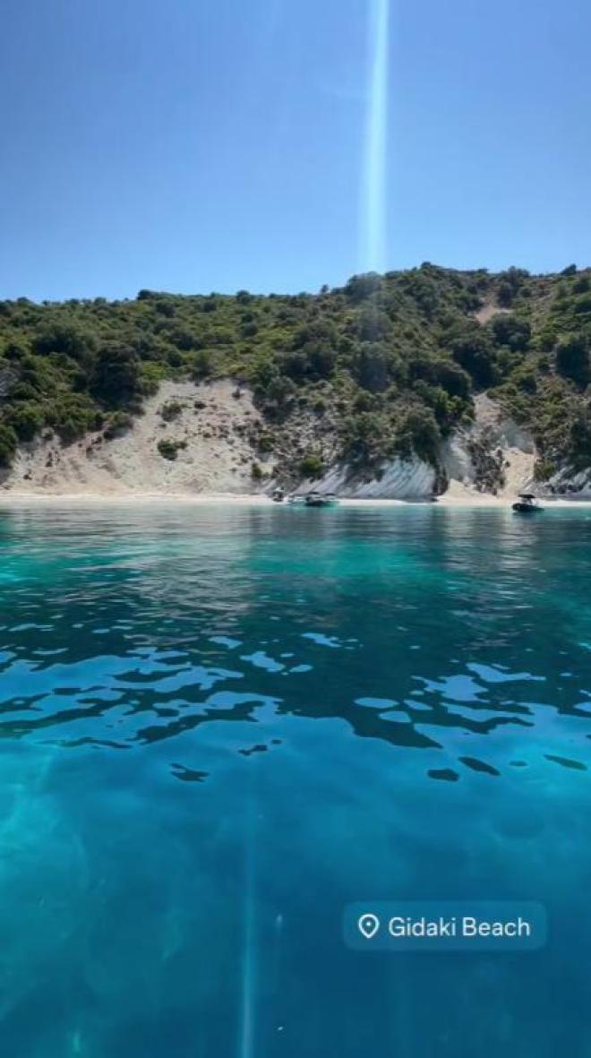 Τατιάνα Στεφανίδου: Συνεχίζει τις καλοκαιρινές διακοπές της στην Ιθάκη