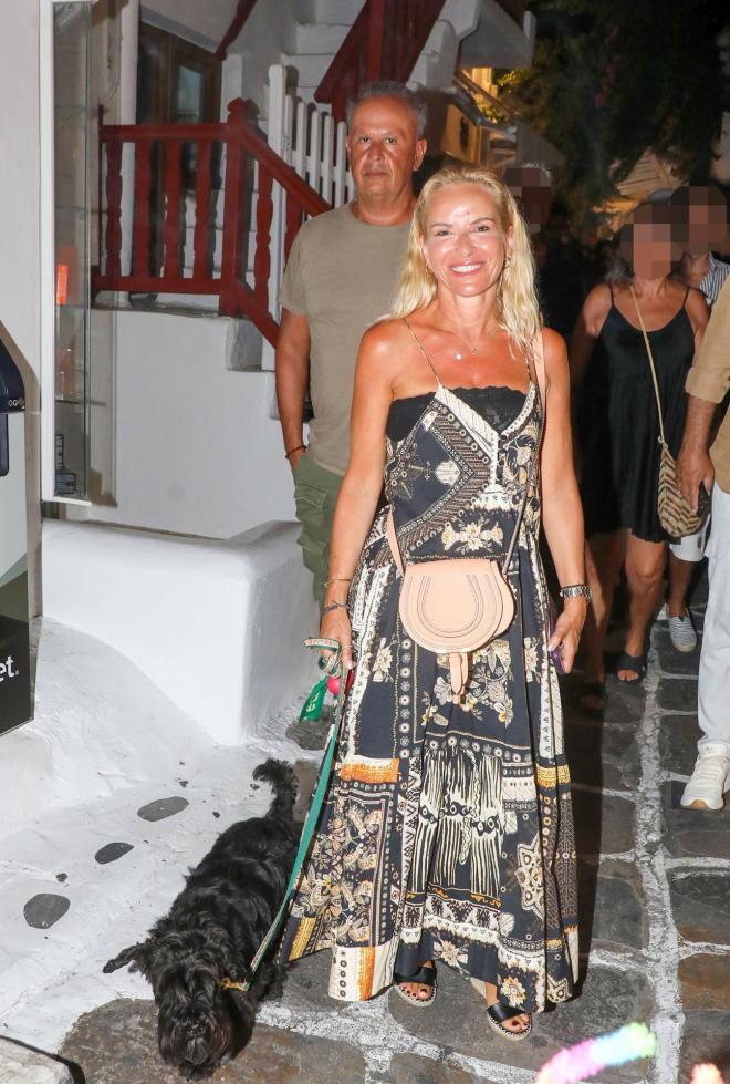 Η Μαρία Μπεκατώρου πόζαρε στον φωτογραφικό φακό ανανεωμένη κι μαυρισμένη (Νίκος Ζότος / NDP Photo Agency)