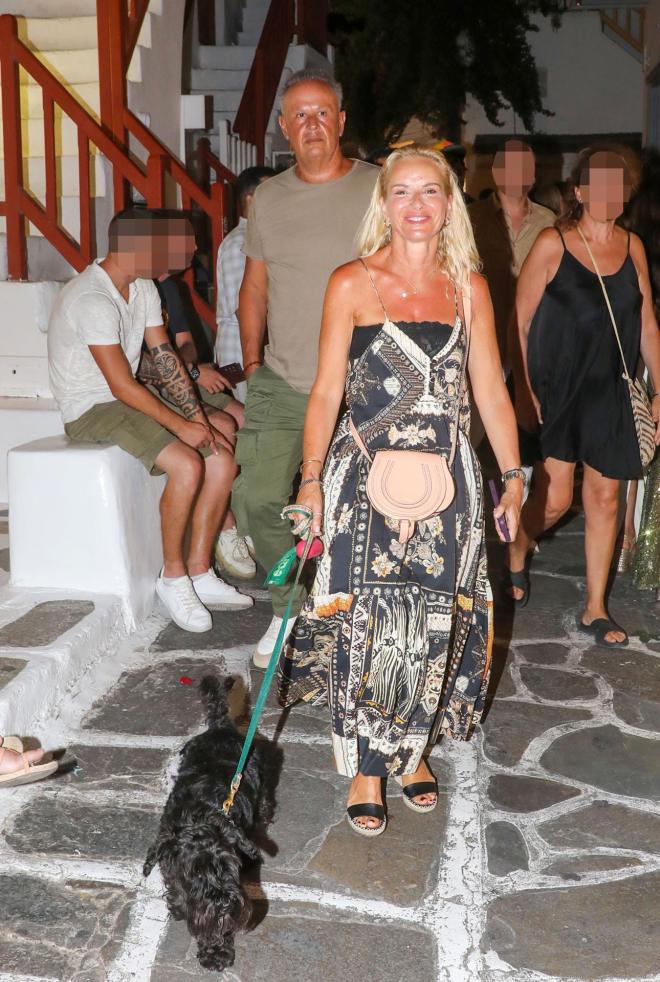 Η Μαρία Μπεκατώρου πόζαρε στον φωτογραφικό φακό ανανεωμένη κι μαυρισμένη (Νίκος Ζότος / NDP Photo Agency)