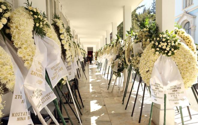 Στεφάνια στην κηδεία της Λένας Σαμαρά
