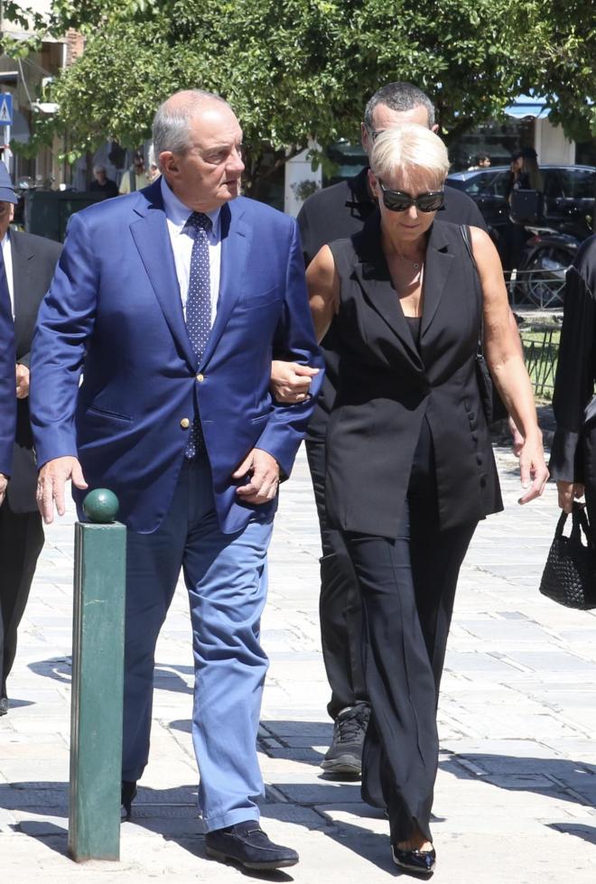 Κώστας Καραμανλής και Αλεξάνδρα Παζαΐτη στην κηδεία της Λένας Σαμαρά