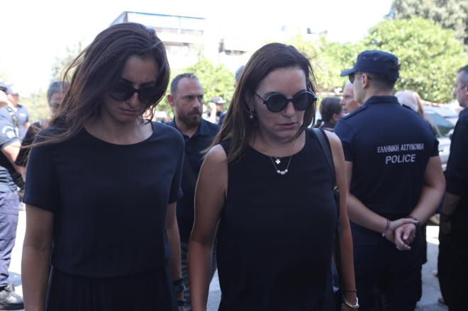 Η Όλγα Κεφαλογιάννη στην κηδεία της Λένας Σαμαρά