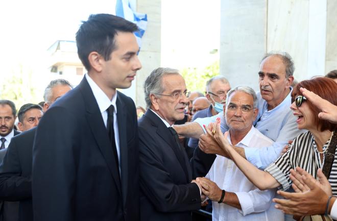 Κηδεία Λένας Σαμαρά: O Αντώνης Σαμαράς με τον γιο του, Κώστα/ INTIME ΛΙΑΚΟΣ ΓΙΑΝΝΗΣ
