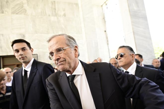 Κηδεία Λένας Σαμαρά: O Αντώνης Σαμαράς με τον γιο του, Κώστα/ Eurokinissi ΚΑΡΑΓΙΑΝΝΗΣ ΜΙΧΑΛΗΣ
