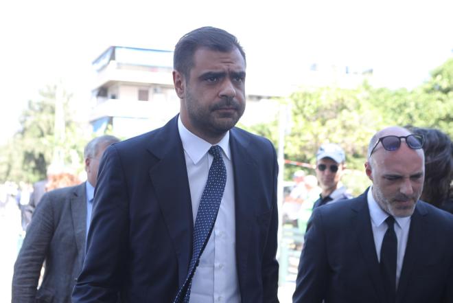 Ο Παύλος Μαρινάκης στην κηδεία της Λένας Σαμαρά