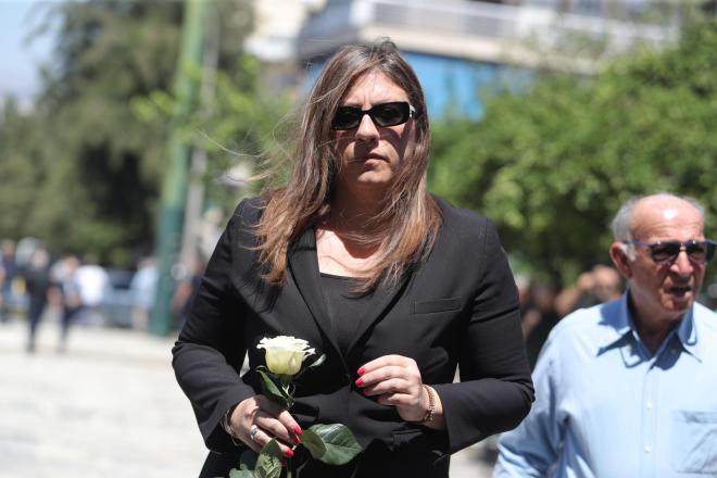 H Ζωή Κωνσταντοπούλου στην κηδεία της Λένας Σαμαρά