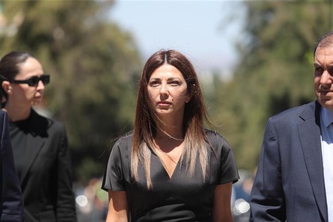 Η Σοφία Ζαχαράκη στην κηδεία της Λένας Σαμαρά