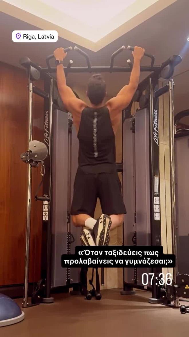Ο Σάκης Τανιμανίδης κάνει έλξεις στο μονόζυγο 