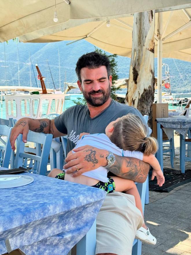 Ο Δημήτρης Αλεξάνδρου δεν αφήνει στιγμή τον γιο του από την αγκαλιά του
