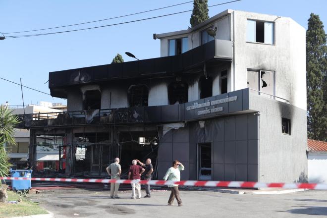 Νεκρός οδηγός που έπεσε σε κατάστημα στο Κορωπί