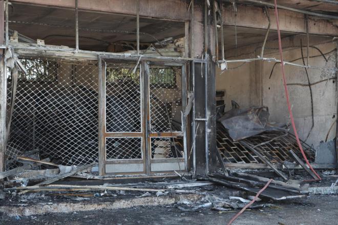 Αυτοκίνητο έπεσε σε κατάστημα και προκάλεσε φωτιά