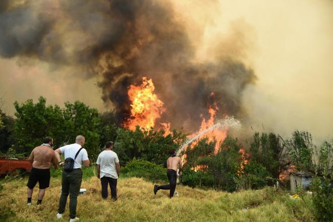 Πολίτες προσπαθούν να σώσουν τις περιουσίες τους στην Αχαΐα από τη φωτιά