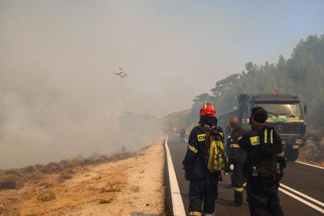 Μάχη των πυροσβεστών στη Χίο
